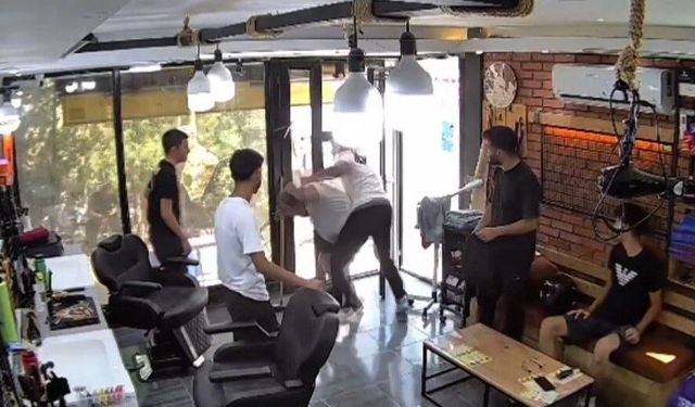 İzmir’de berber dükkanında bıçaklı saldırı! Vatandaşın müdahalesi kameraya yansıdı