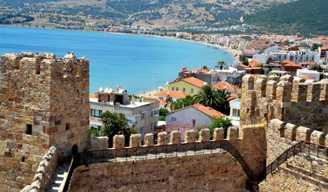 Burası İzmir’de ama çok az kişi biliyor! Bir yanı tarih, bir yanı masmavi deniz bu plaja hayran kalacaksınız