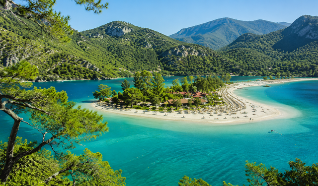Aynı anda iki farklı deniz!'Ölüdeniz’de böyle bir yer mi varmış' dedirten turkuaz berrak deniz, ipek gibi kumsallı masal