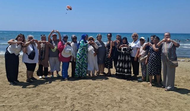 Kurslar bu kez denize taşındı: Karabağlar’da 300 kadın Pamucak’ta buluştu