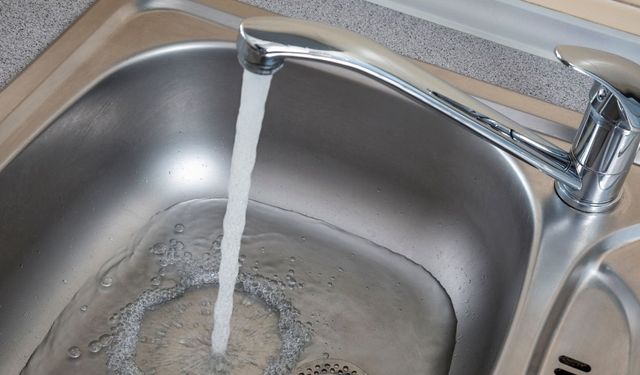 Kimyasallara servet ödemeyin! Yüzeyi ne kadar silseniz de gitmiyor mu? Lavabodaki kötü kokuyu yok etmenin kesin çözümü