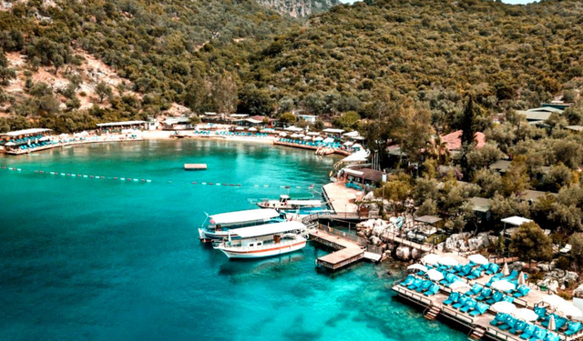 Ne Fethiye ne Bodrum! Tekneyle 15 dakikada gidiliyor sakin deniz keyfinin tadı da böyle çıkıyor