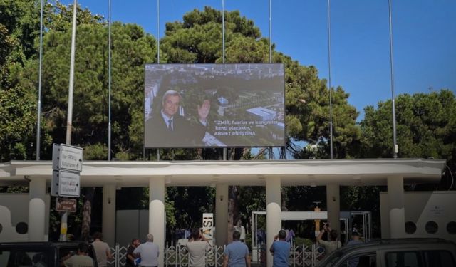 Lozan kapısı ışıl ışıl! Pankartın yerine teknolojik dokunuş