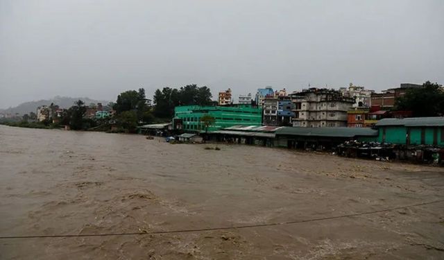 Nepal’de korkutan felaket! Nehir taştı, yerleşim yerleri suya gömüldü