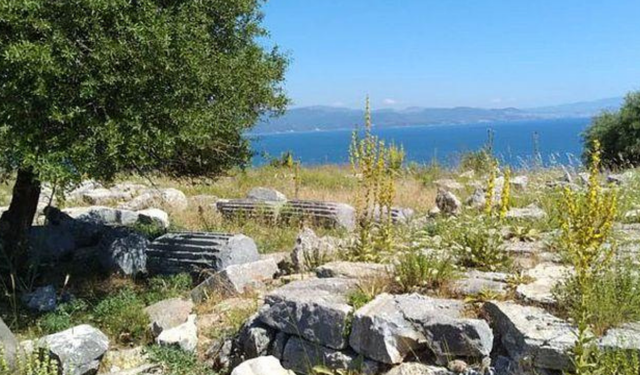 İzmir’de tarih ve mavilik bir arada! Bu antik kent kalıntıların arasından Ege’ye bakıyor