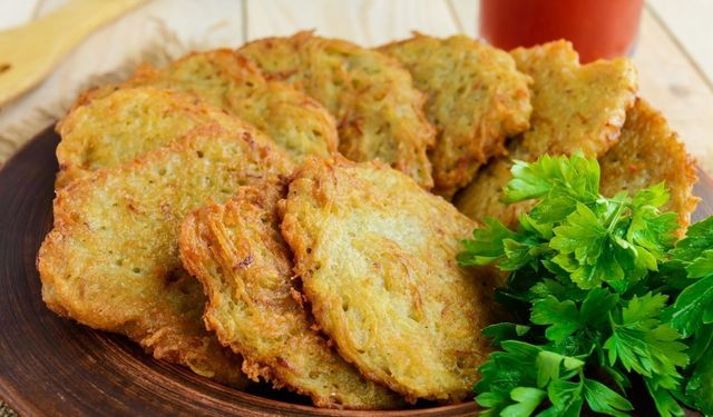Patatesten mücver olur mu demeyin! Kahvaltıların yeni vazgeçilmezi: Dağılmasını önlemenin sırrı meğer burada saklıymış