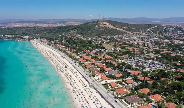 Çeşme’nin bu plajı görenleri hayran bırakıyor!Pırlanta rengi kumları, berrak denizi ve upuzun sahiliyle favoriniz olacak