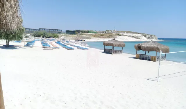 Denizden çıkan eve dönmüyor! Sabah deniz, öğleden sonra eğlence: İzmir’in incecik kumlu, turkuaz denizi