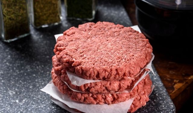 Sadece birkaç malzeme yeterli! Bu şekilde yoğurun dağılmasın, içi yumuşacık olsun:Tam kıvamında hamburger köftesi tarifi