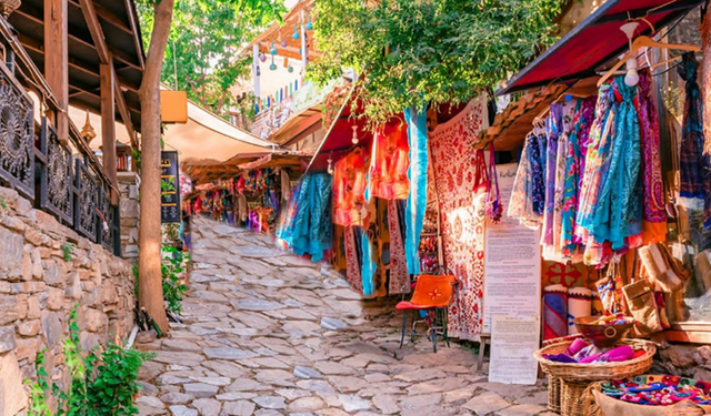 İzmir'in masalsı köşesi! Hafta sonu mutlaka rotanıza ekleyin: Taş sokakları ve eşsiz atmosferiyle adeta büyüleneceksiniz