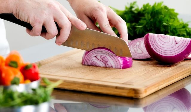 Soğan doğrarken neden ağlarız? Meğer nedeni buymuş: Bıçağı doğru seçin