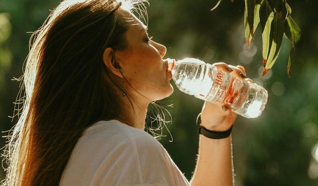 Yaz sıcakları böbrekleri de vuruyor! Uzmanından kritik su uyarısı: Susamayı beklemeyin