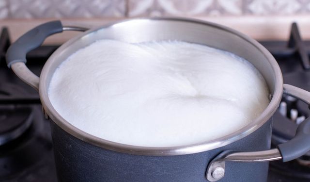 Sütü dakikalarca kaynatıyorsanız dikkat! Uzmanı uyardı: En değerli proteinler tencerenin dibinde kalıyor