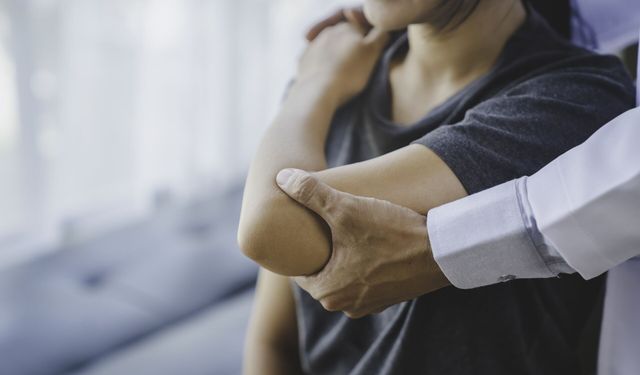 Tenisçi dirseğinde tedavi uyarısı: Uzman isim kortizon iğnesi için dikkat çekti