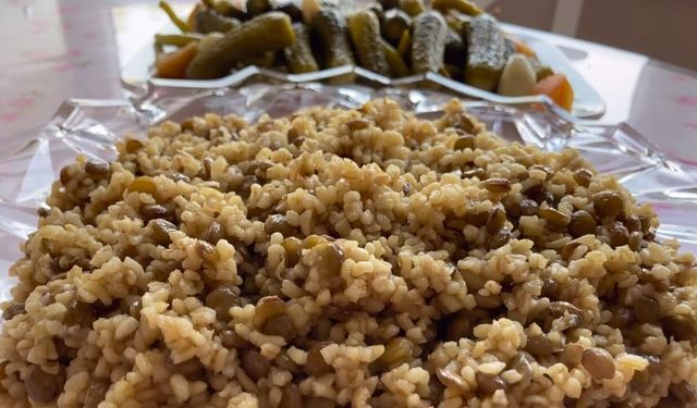 Anne eli değmiş gibi! Hem hesaplı hem doyurucu: Tereyağlı mercimekli bulgur pilavının tam kıvamında tarifi