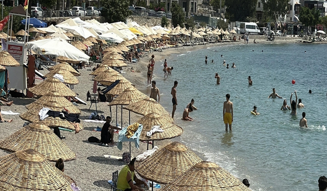 Termometreler 40 dereceyi gösterdi! Tatilciler sahillere akın etti