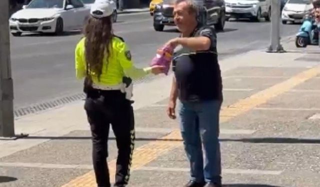 İzmir'de örnek davranış! Trafik polisinden Kandil Günü kalpleri ısıtan hareket!