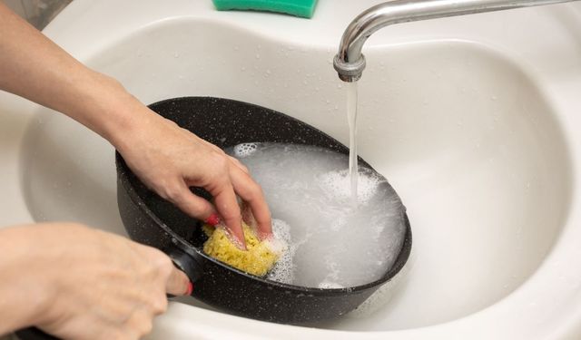 Yanmış granit tava nasıl temizlenir? Dibine yapışan yağ ve yanıkları çıkaran o doğal yöntemler