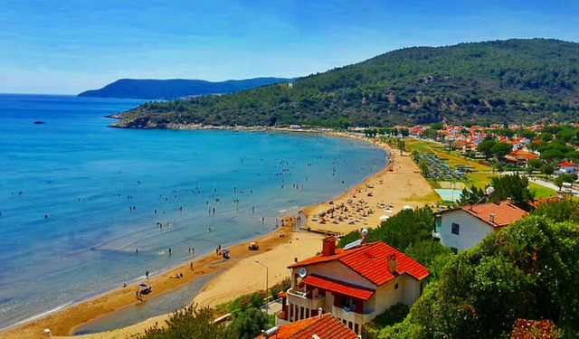 Çeşme'nin kalabalığından kaçanların yeni rotası!  İzmir'de ama kimse bilmiyor: Altın kumlarıyla kendine hayran bırakıyor