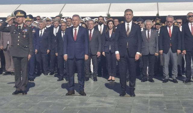 İzmir'in kurtuluşunda 104.yıl coşkusu! Atatürk Anıtı'na çelenk sunuldu
