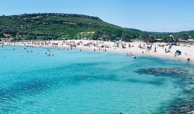 İzmir’in mavi sırrı ortaya çıktı! Cam gibi deniz, altın sarısı kum: Kumun üzerinde yürürken denizin rengi değişiyor