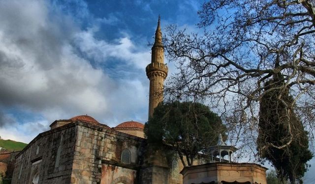 İzmir'de tarihe açılan kapı! Kubbesinden mihrabına 600 yıldır ayakta, bu tarihi yapı görenleri büyülüyor