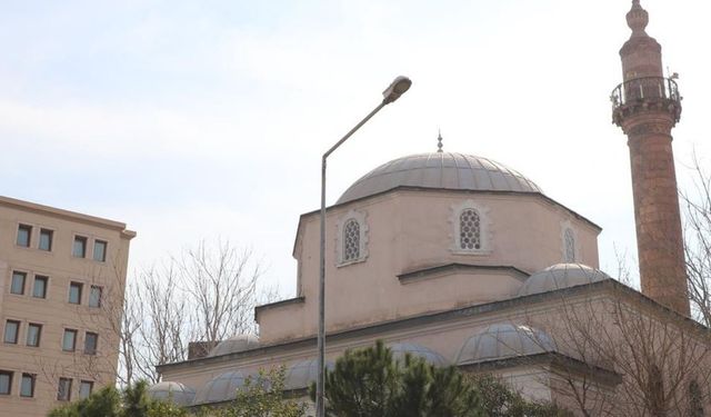 İzmir'de en işlek caddelerinin birinde yer alıyor, her gün önünden geçiliyor: Basmane'de yüzyıllardır ayakta!