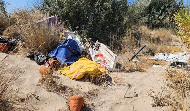 Çeşme'de tepki çeken görüntüler: Koruma altındaki alan çöpler içinde!