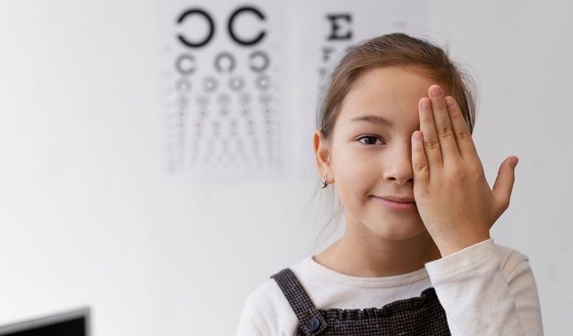 Çocuğunuz gözlerini kısarak bakıyorsa dikkat! Uzman isim uyardı