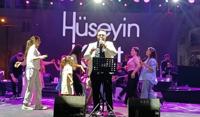 Hüseyin Kağıt Selendi'yi coşturdu! Başkan Daban da sahnede oynadı