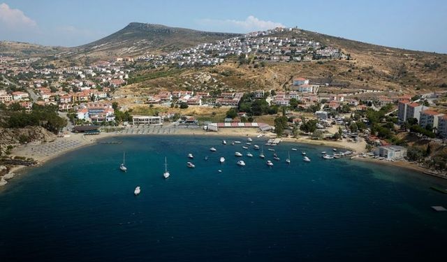 İzmir’de gürültüden kaçan buraya akın ediyor: Sahili doğal, denizi akvaryum gibi! Girişi de ücretsiz