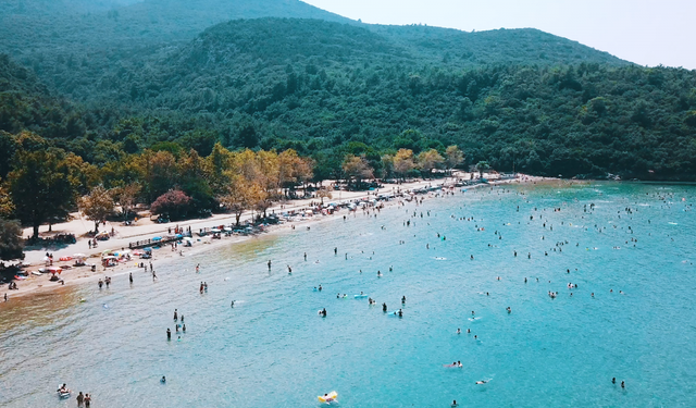 Ne Çeşme ne Bodrum! Ege’de bir kilometre boyunca uzanıyor: Yaz bitmeden denize girmek isteyenler buraya