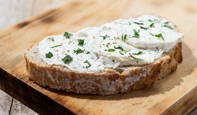 Krem peyniriniz sulandı mı? Bozuldu sanıp çöpe atmaya gerek yok! Meğer sulanmasının nedeni buymuş