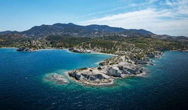 Ne Çeşme ne Urla! İzmir’de şezlong parası yok, gürültü yok: Denizi cam gibi, üstelik ücretsiz!