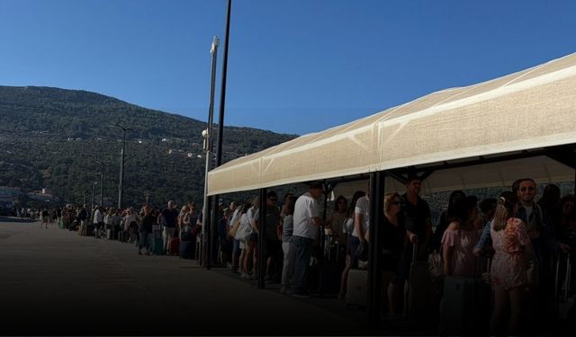 Türkiye’den 45 dakikada gidiliyor, turistler akın ediyor! Samos’ta pasaport kuyruğu bitmiyor!