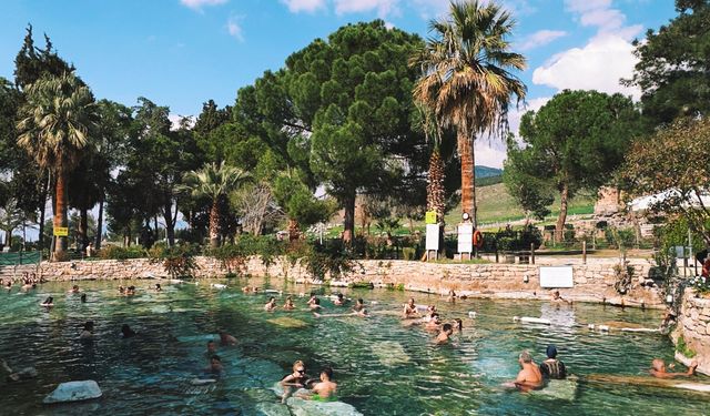 Hava soğusa da suyu sıcak kalıyor! İzmir’de kayaların içine saklanan doğal hamam: Kemikleri için gelen eksik olmuyor