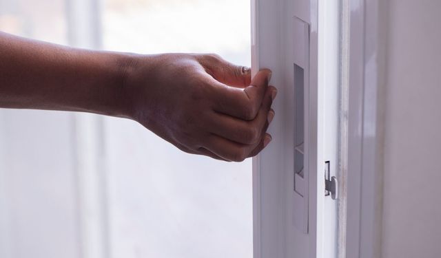 Sürgülü kapılar neden kaymaz? İşte sıkışan kapıları kolayca açmanın yolları