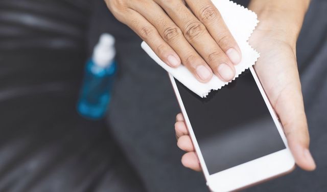 Telefon kılıfları yıkanır mı? Temizlerken bu hataya dikkat! Desenlerini ve rengini soldurmayan yöntemler