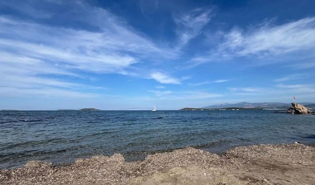İzmir'e 45 dakika uzaklıkta sığ ve kum deniziyle günübirlik tatilcilerin uğrak noktası: Hikayesiyle de hüzünlendiyor