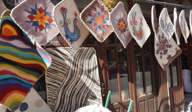 İzmir’de dört kuşaklık keçe geleneği! Üniversiteyi bitirdi, dede mesleğine döndü!