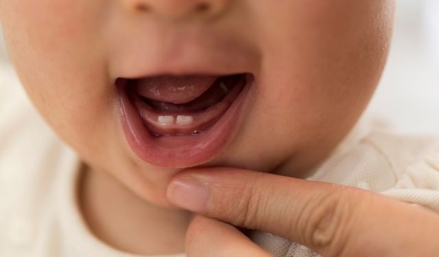 Bebeğiniz diş çıkarırken sürekli ağlıyorsa bu yöntemleri deneyin: Diş eti hassasiyetini hafifletmenin yolları