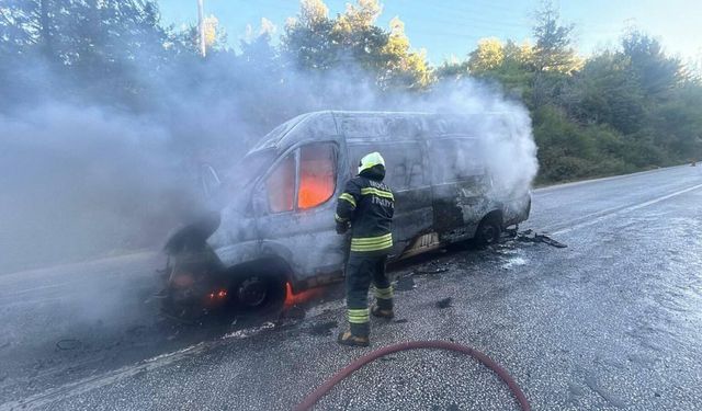Bodrum’da okul servisi alev alev yandı! 3 öğrenci son anda tahliye edildi