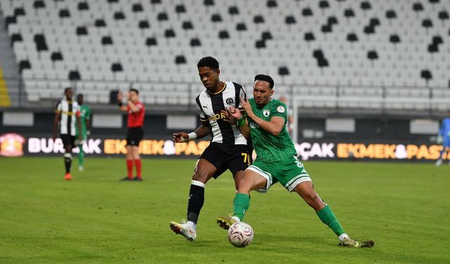 Ege derbisinde 7 gollü düello! Manisa FK 3 gole rağmen dönemedi