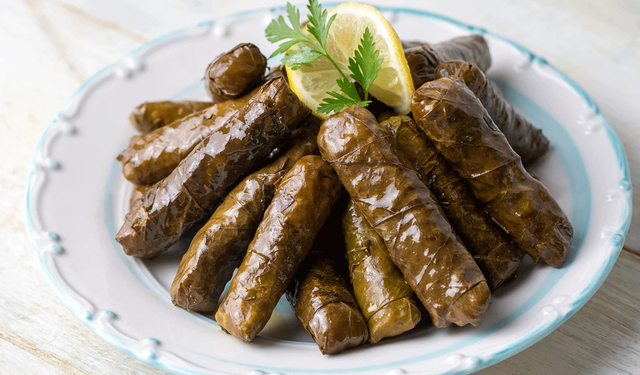 Bir tabak yetmez! Dağılmadan pişecek, sofraların yıldızı olacak: Lokum gibi etli yaprak sarmanın püf noktası