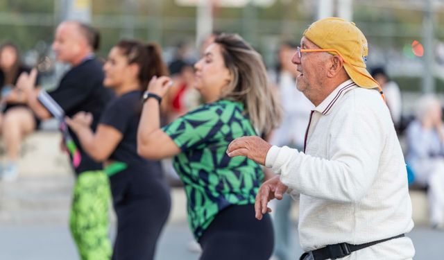 Genç İzmir yeni döneme şenlikle başladı! Zumba, konser ve ödüllü yarışma bir arada: İşte etkinlik takvimi