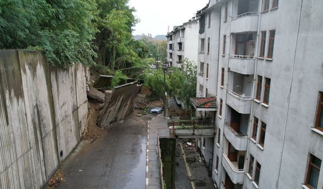 Heyelanın boyutu gün ağarınca ortaya çıktı: 49 daire tahliye edildi! Bölge dronla görüntülendi