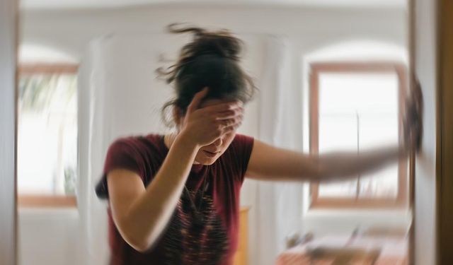 Gençlerde yorgunluk sanılıyor ama inme belirtisi olabilir! Yüzde kayma, kolda güç kaybı, konuşma bozukluğu