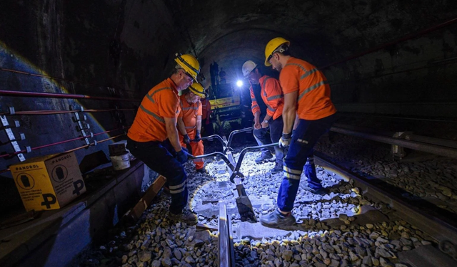 İzmir Metrosu’nda gece mesaisi! 844 metre ray değiştirildi
