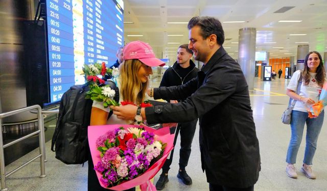 İzmir’de çiçeklerle karşılandı! Okyanus Yedilisi hedefindeki Eda Savcıgil’den iki büyük başarı
