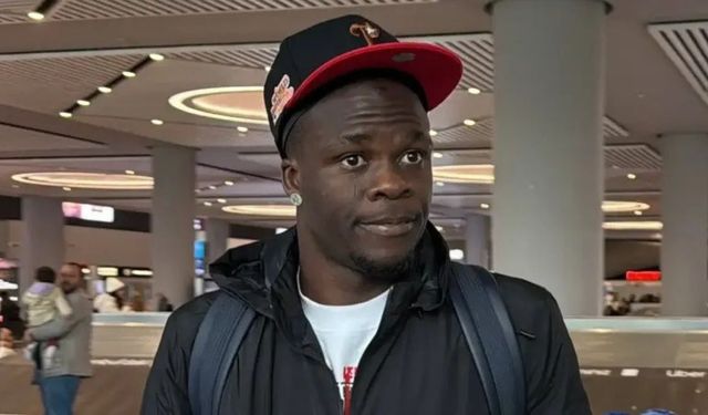 Junior Olaitan İstanbul’a heldi! Havalimanında taraftarlarla buluştu, kartal selamı verdi